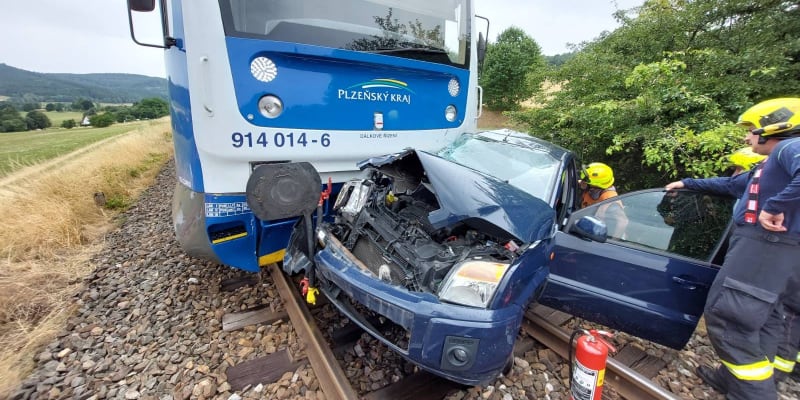 U Běšin na Klatovsku se srazilo na přejezdu osobní auto s projíždějícím osobním vlakem.