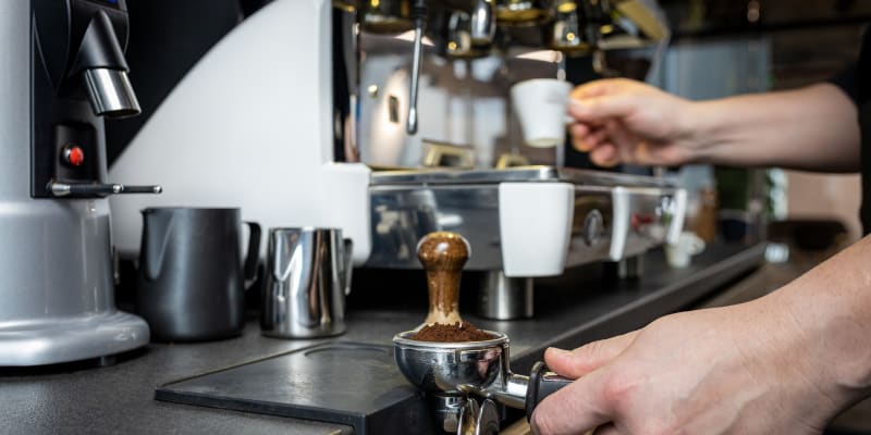 Příprava kávy v pákovém kávovaru je oblíbená u profesionálů.