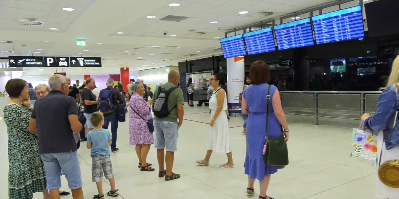 Turisté z řeckého ostrova Rhodos se do Čech vrátili v pondělí repatriačními lety i běžnou linkou