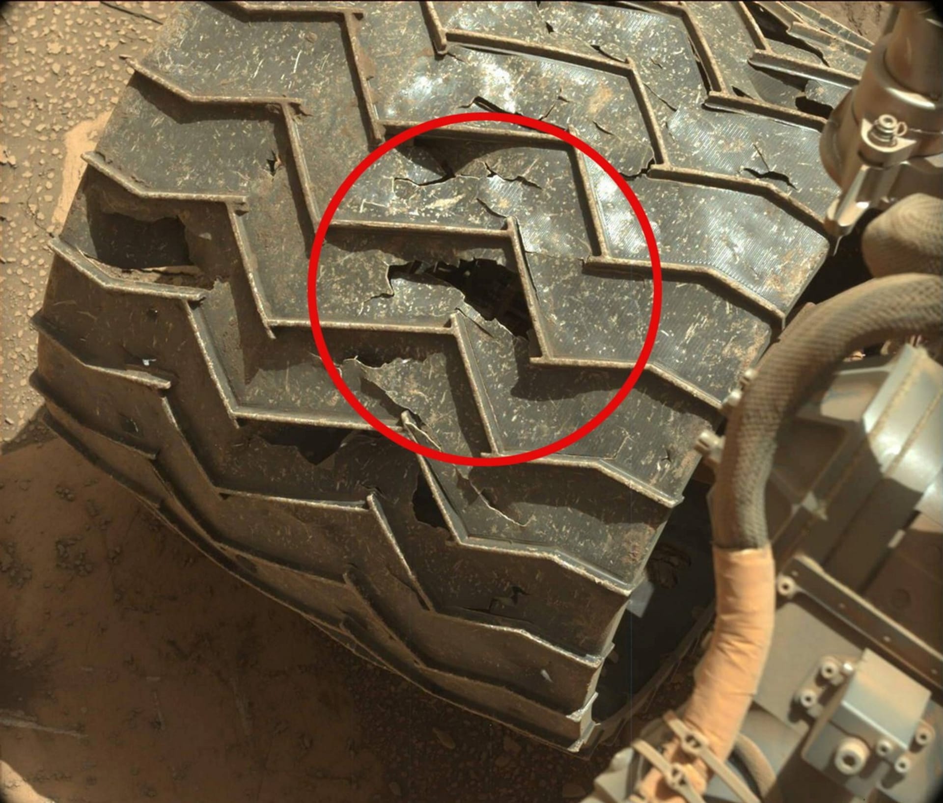 Ani Curiosity není bez nehod. Jak se opravuje děravá pneumatika na Marsu? 