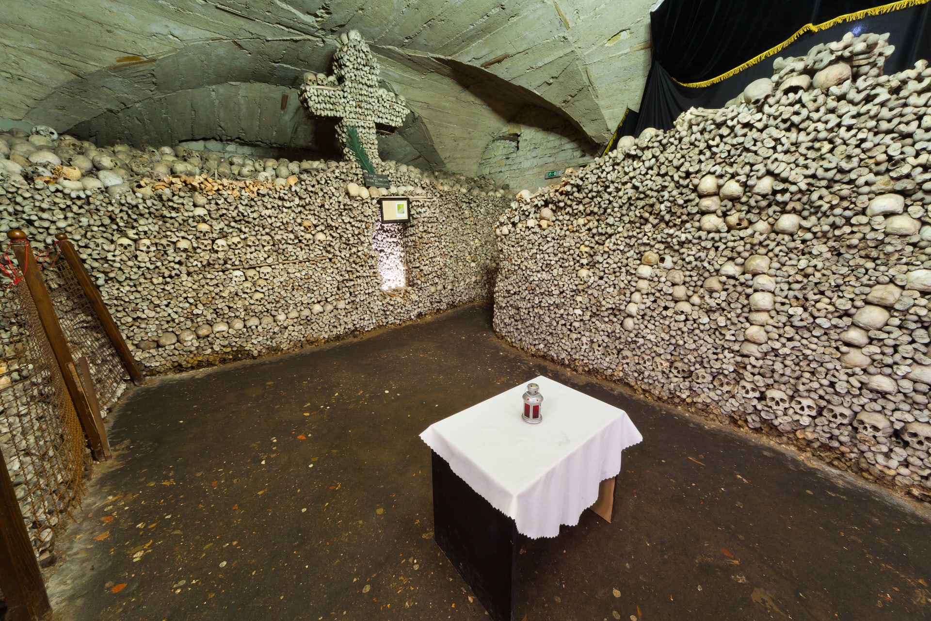 V kryptě chrámu sv. Petra a Pavla se nachází kostnice z poloviny 15. století, která je pod kněžištěm. Spolu s kutnohorskou kostnicí patří k největším u nás.