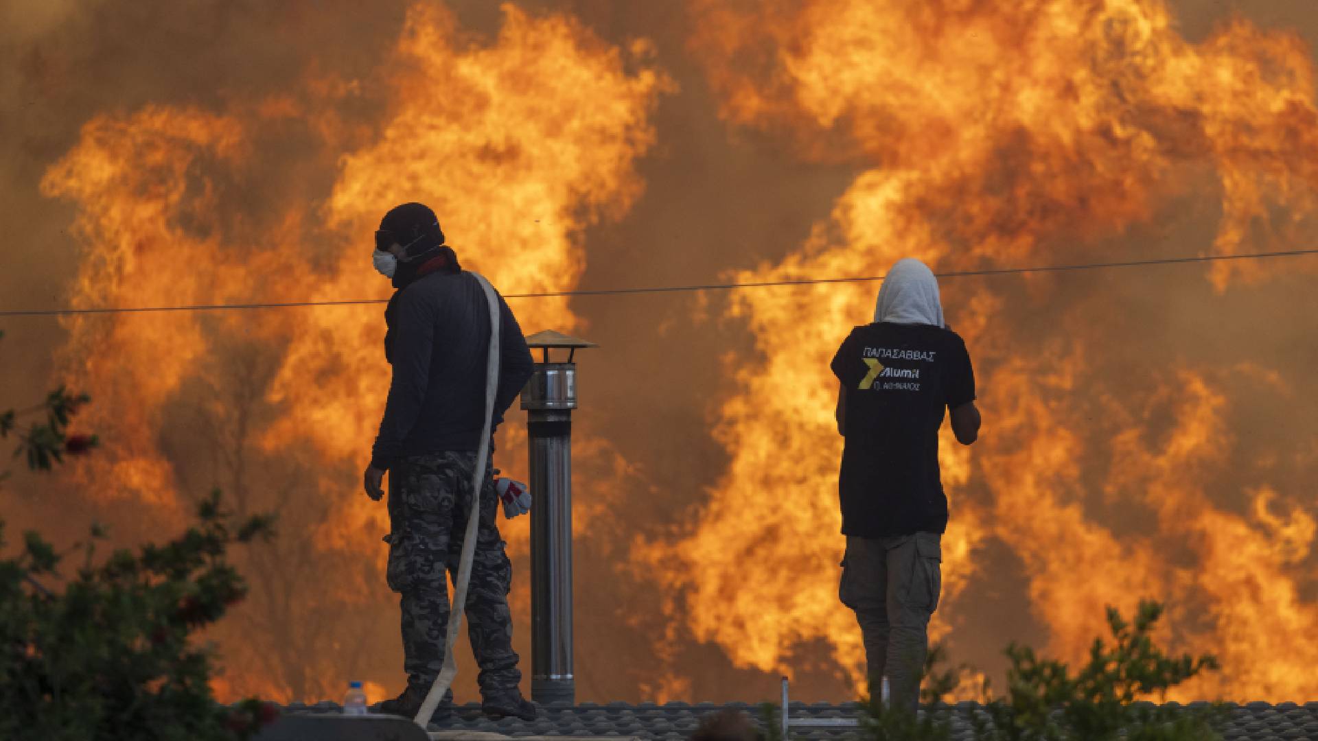 S požáry na Rhodosu bojují stovky hasičů a dobrovolníků
