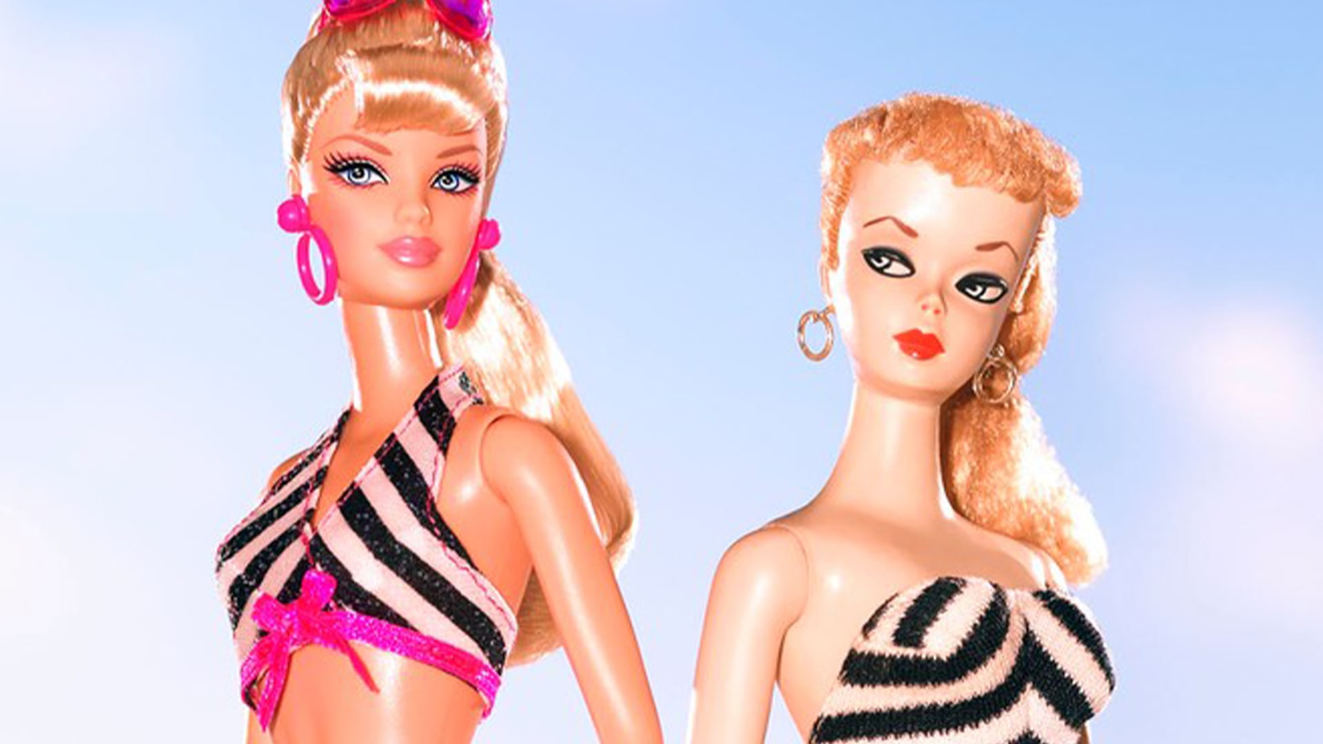 Moderní Barbie k 50. výročí (vlevo) a původní Barbie od Mattela