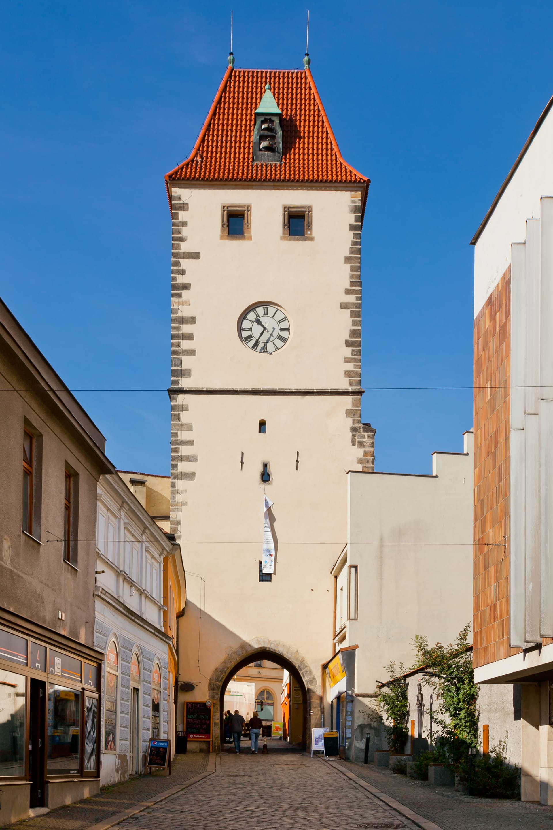 Gotická věž Pražské brány představuje nejstarší dochovanou součást středověkého městského opevnění. Současná podoba těla věže pochází z roku 1536.