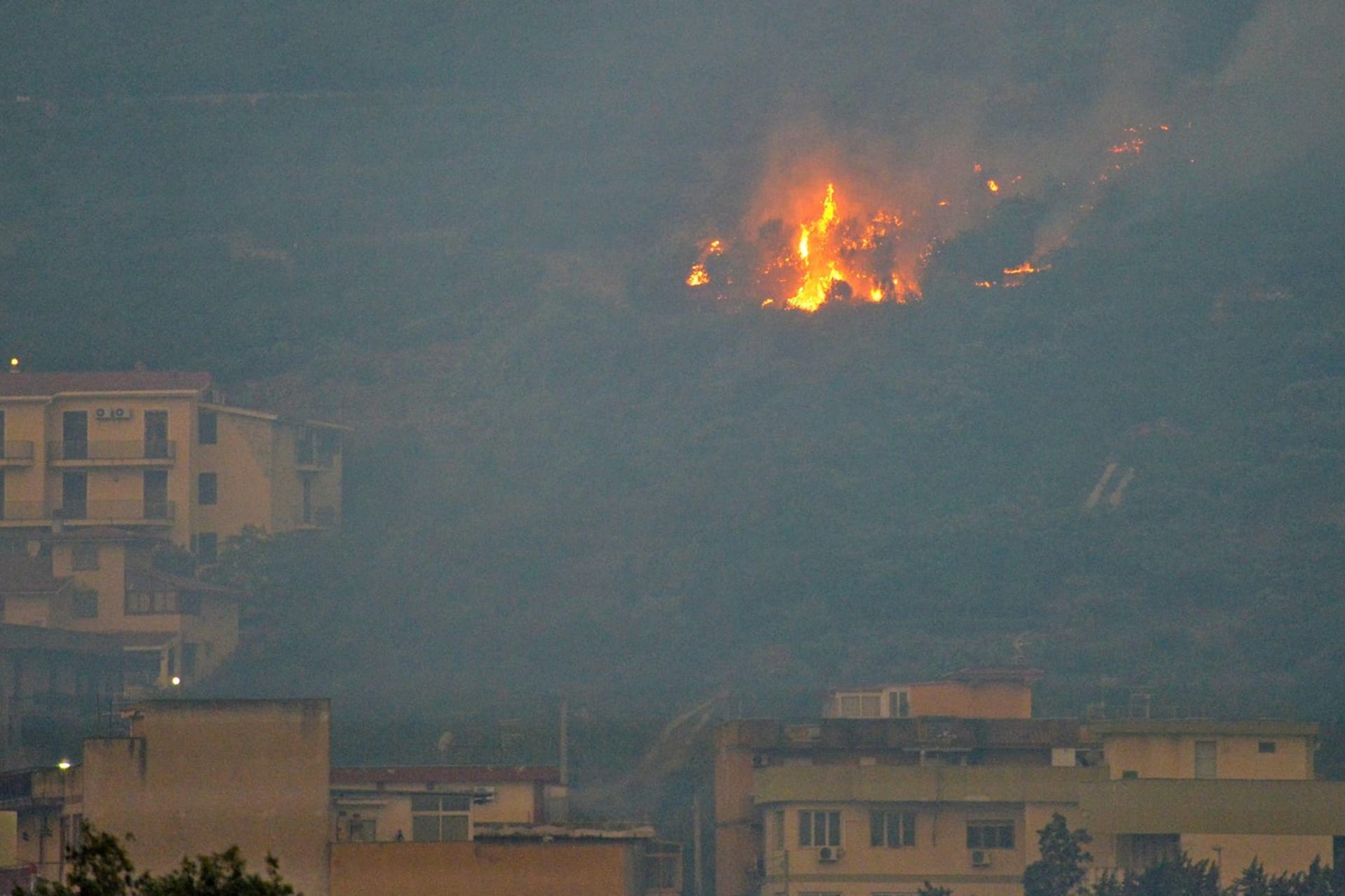 Požáry zachvátily Palermo a jeho okolí.