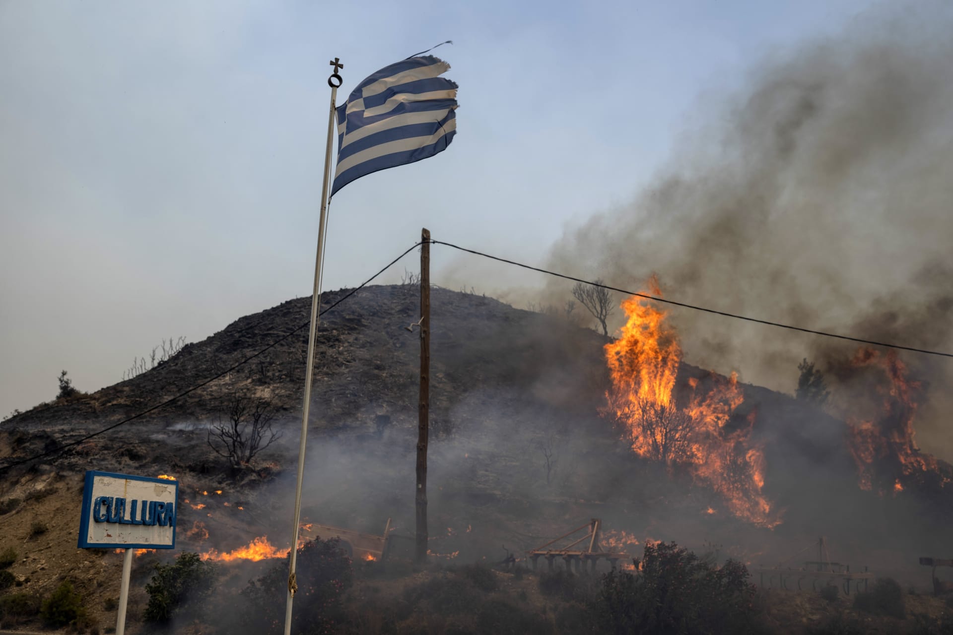 Požár zachvátil řecký Rhodos.