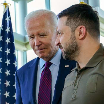 Americký prezident Joe Biden a jeho ukrajinský protějšek Volodymyr Zelenskyj během summitu G7 (21. 5. 2023)