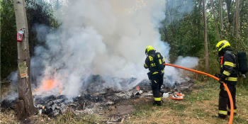 Hrůzný nález hasičů ve shořelém přístřešku v Praze. Torzo lidského těla zkoumají vyšetřovatelé