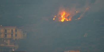 Ohnivé peklo sužuje jih Itálie. Požáry uzavřely letiště v sicilském Palermu