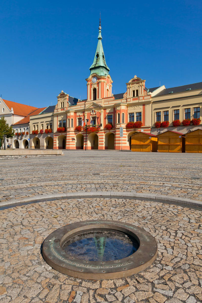 Na místo, kde je studna vyhloubena, je v dlažbě náměstí Míru upozorněno skleněnou kruhovou deskou v kovovém rámu s nápisem.