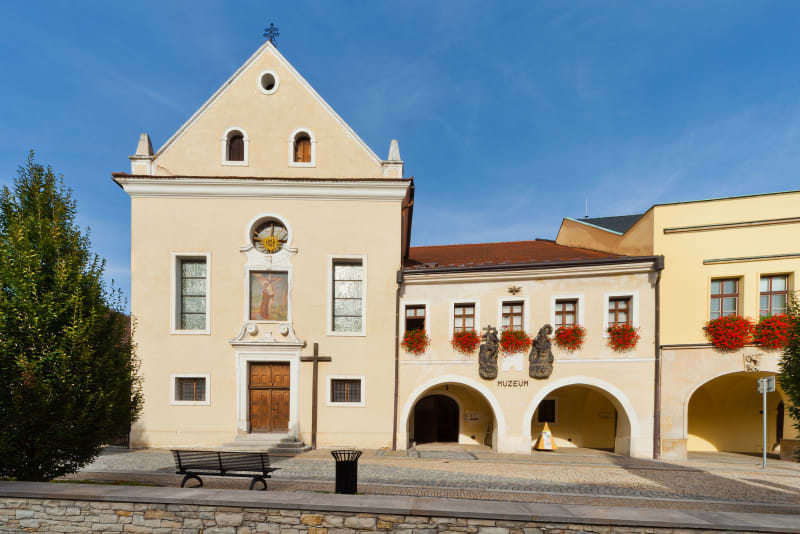  Regionální muzeum sídlí v budově bývalého kapucínského kláštera vedle kostela Čtrnácti svatých pomocníků.