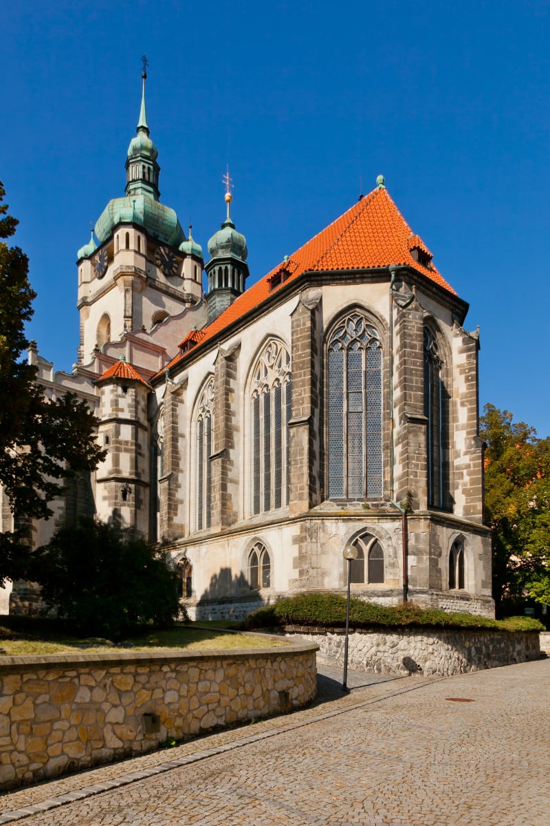 Chrám sv. Petra a Pavla: V jeho stavbě je patrný románský, gotický, renesanční, barokní a historizující novorománský sloh.