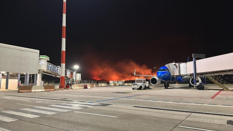 Požáry uzavřely letiště v Palermu.