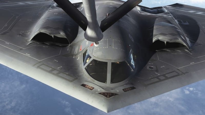 Legendární bombardér B-2 je neviditelný zabiják. Podívejte se, jak zmizí před očima