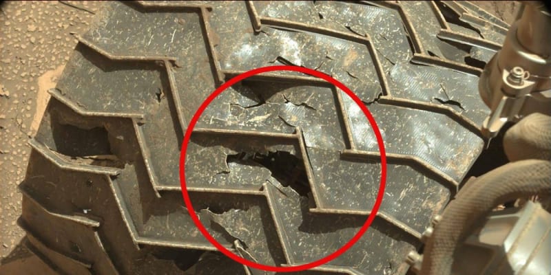 Ani Curiosity není bez nehod. Jak se opravuje děravá pneumatika na Marsu? 