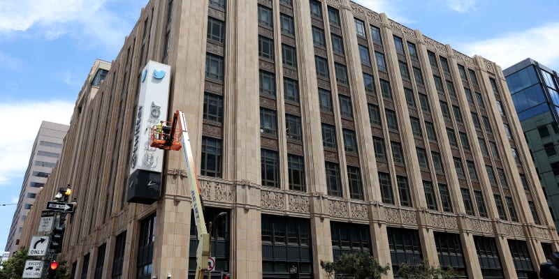 Twitter se mění na X – změnu na budově přerušila policie