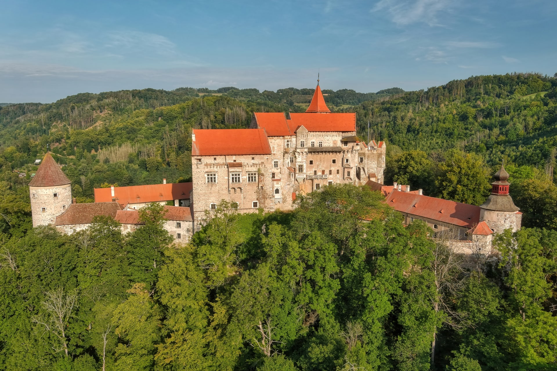 Hrad Pernštej: Pohled na mramorový hrad ze západu