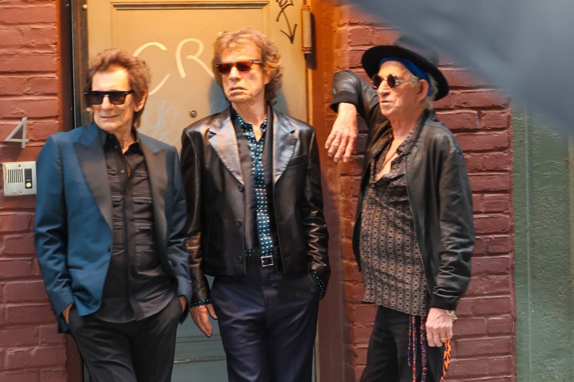Mick Jagger s kolegy Keithem Richardsem a Ronnie Woodem, kteří mu nezapomněli na narozeniny pogratulovat.