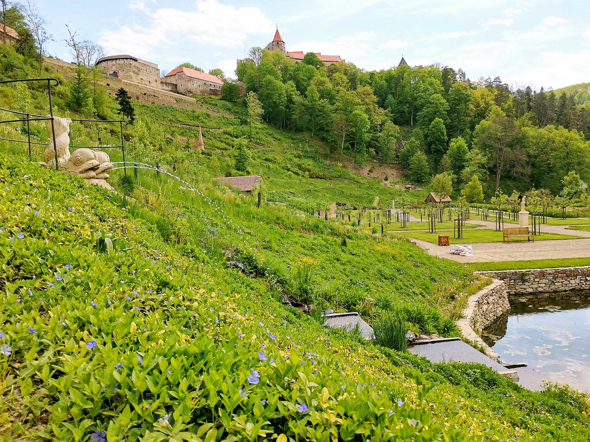 Vrchnostenská zahrada na hradě Pernštejn: Pohled na velký bazén u tureckých lázní