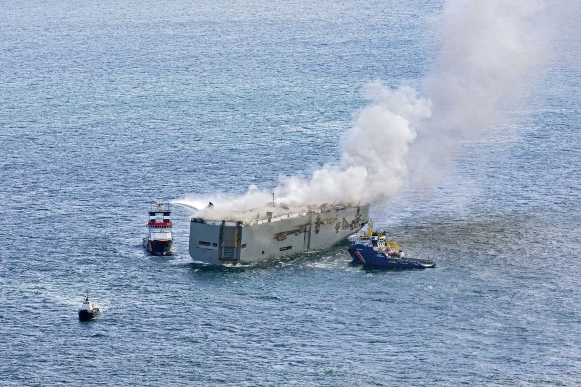 Na lodi Fremantle Highway vypukl obrovský požár.