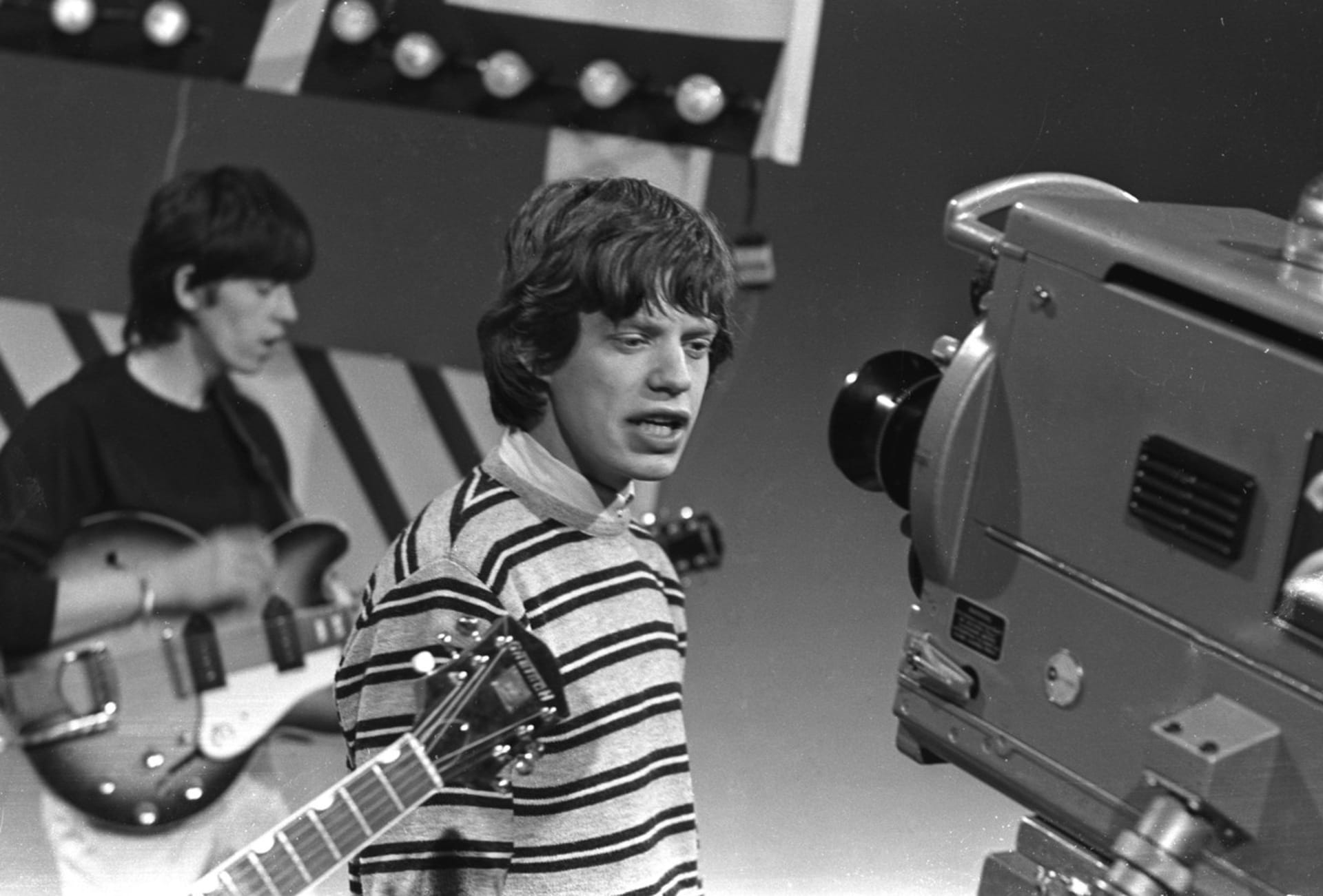 Mick Jagger v roce 1962, dnes už je zpěvákovi osmdesát let.