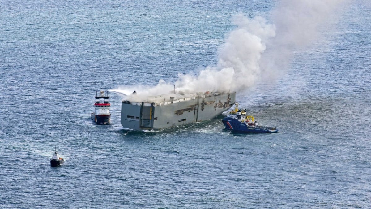 Mega inferno v Severním moři: Hoří loď se 3000 aut, posádka skákala přes palubu 