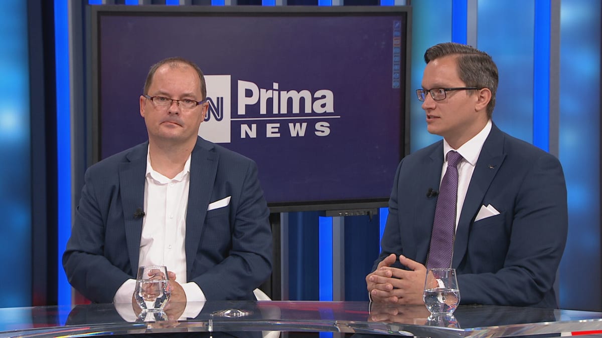Finanční analytik Vladimír Pikora a ekonom Štěpán Křeček v pořadu Zprávy Plus na CNN Prima NEWS.