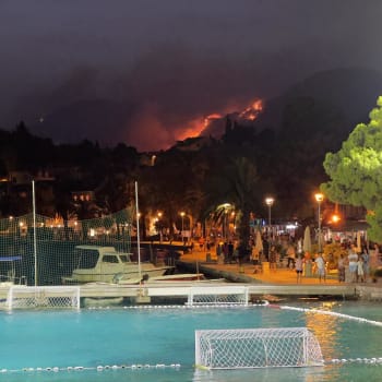 Požár se šíří u chorvatského města Cavtat nedaleko Dubrovníku.