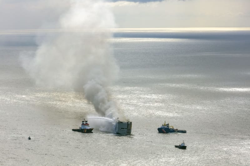 V Severním moři hoří nákladní loď se 3000 aut.