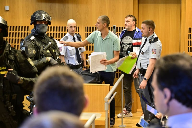 K soudu s Patrikem Tušlem a Tomášem Čermákem přišly desítky podporovatelů.