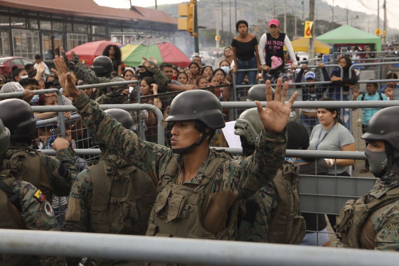 Nejnebezpečnější ekvádorskou věznici pohltilo brutální násilí mezi vězni.