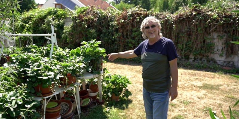 Trojnásobný český slavík Dalibor Janda má u domu nádhernou zahradu o rozloze 3 500 metrů čtverečních.