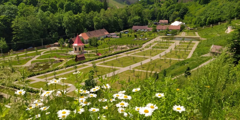 Vrchnostenská zahrada na hradě Pernštejn: Pohled do zahrad z teras od bývalých skleníků