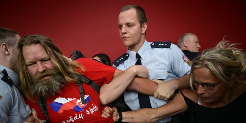 Podporovatelé Tušla se bránili policejnímu vyvedení od soudu.