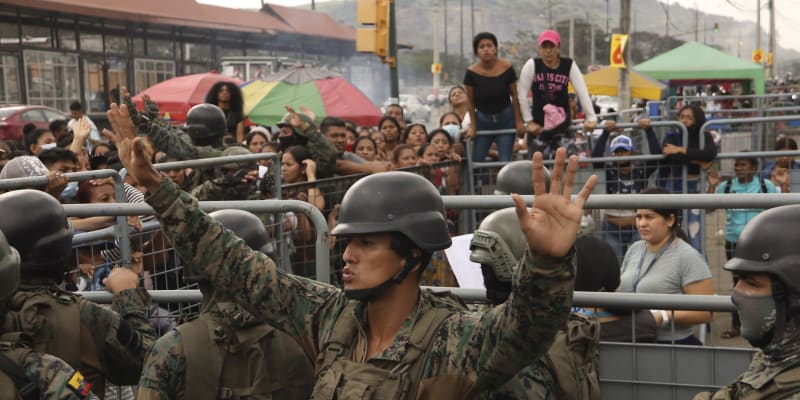 Nejnebezpečnější ekvádorskou věznici pohltilo brutální násilí mezi vězni.