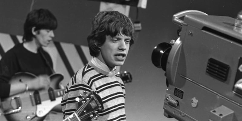 Mick Jagger v roce 1962, dnes už je zpěvákovi osmdesát let.