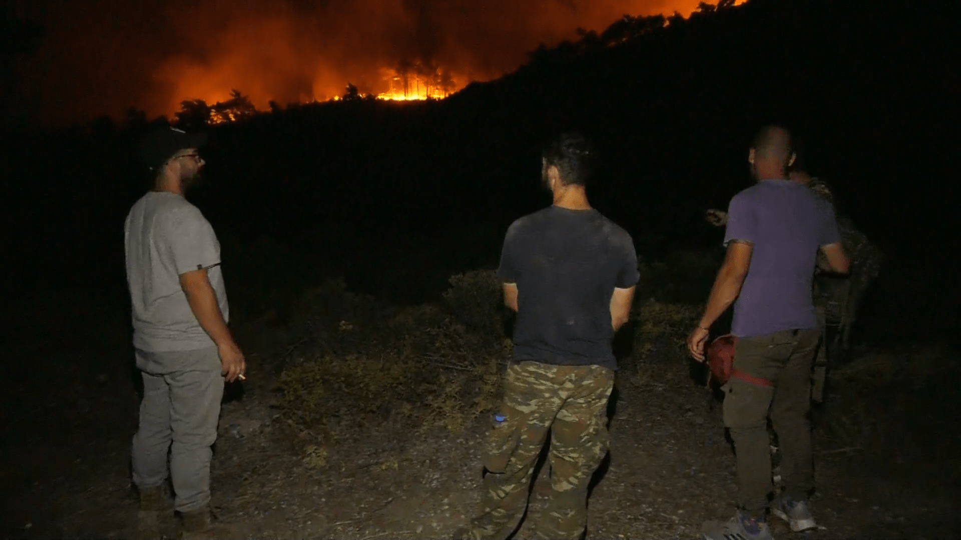 Dobrovolníci na ostrově Rhodos bojují proti požárům.