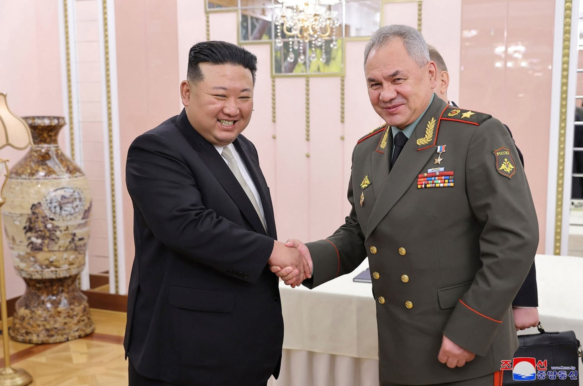 Severokorejský vůdce Kim Čong-un jednal s ruským ministrem obrany