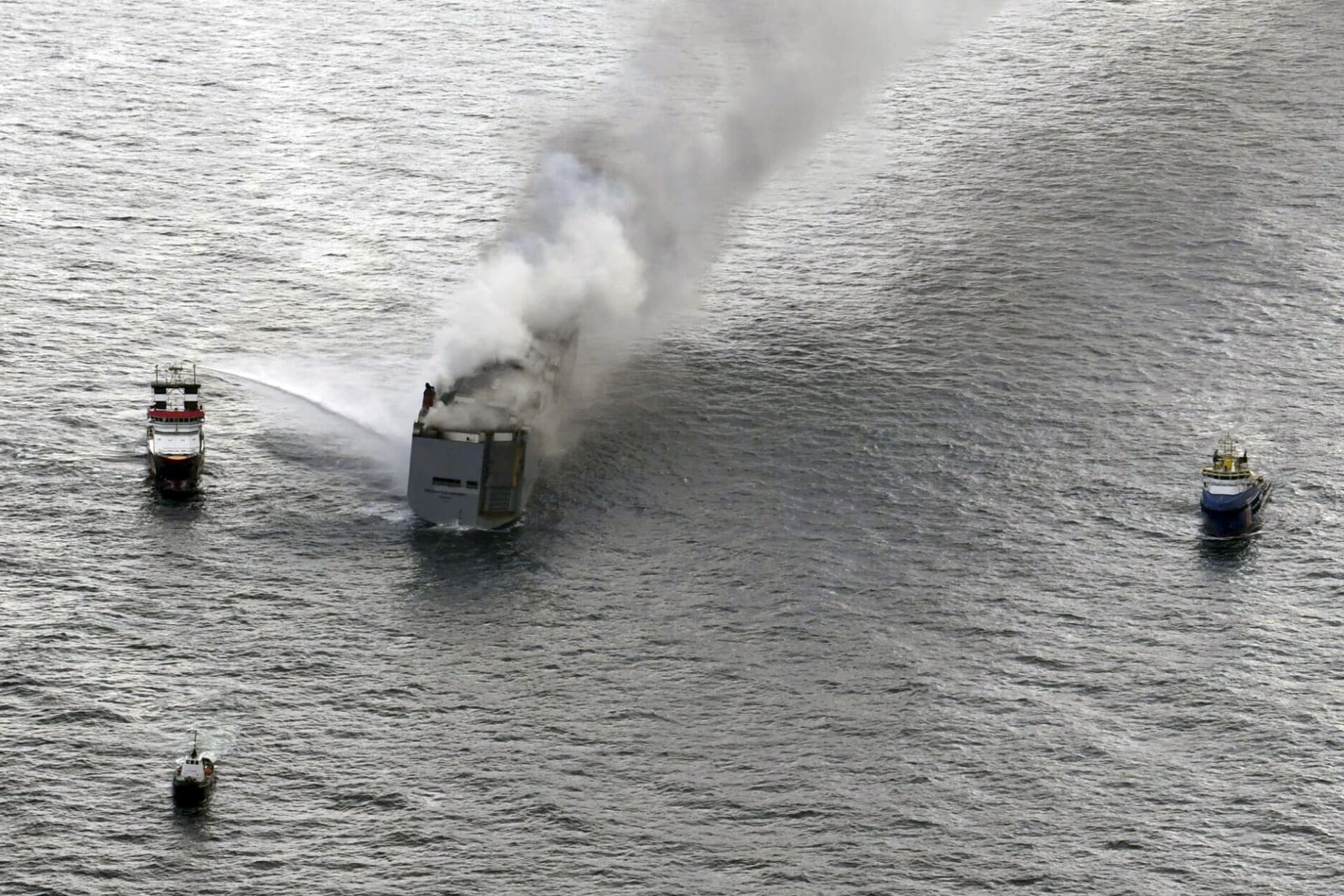V Severním moři hoří nákladní loď.
