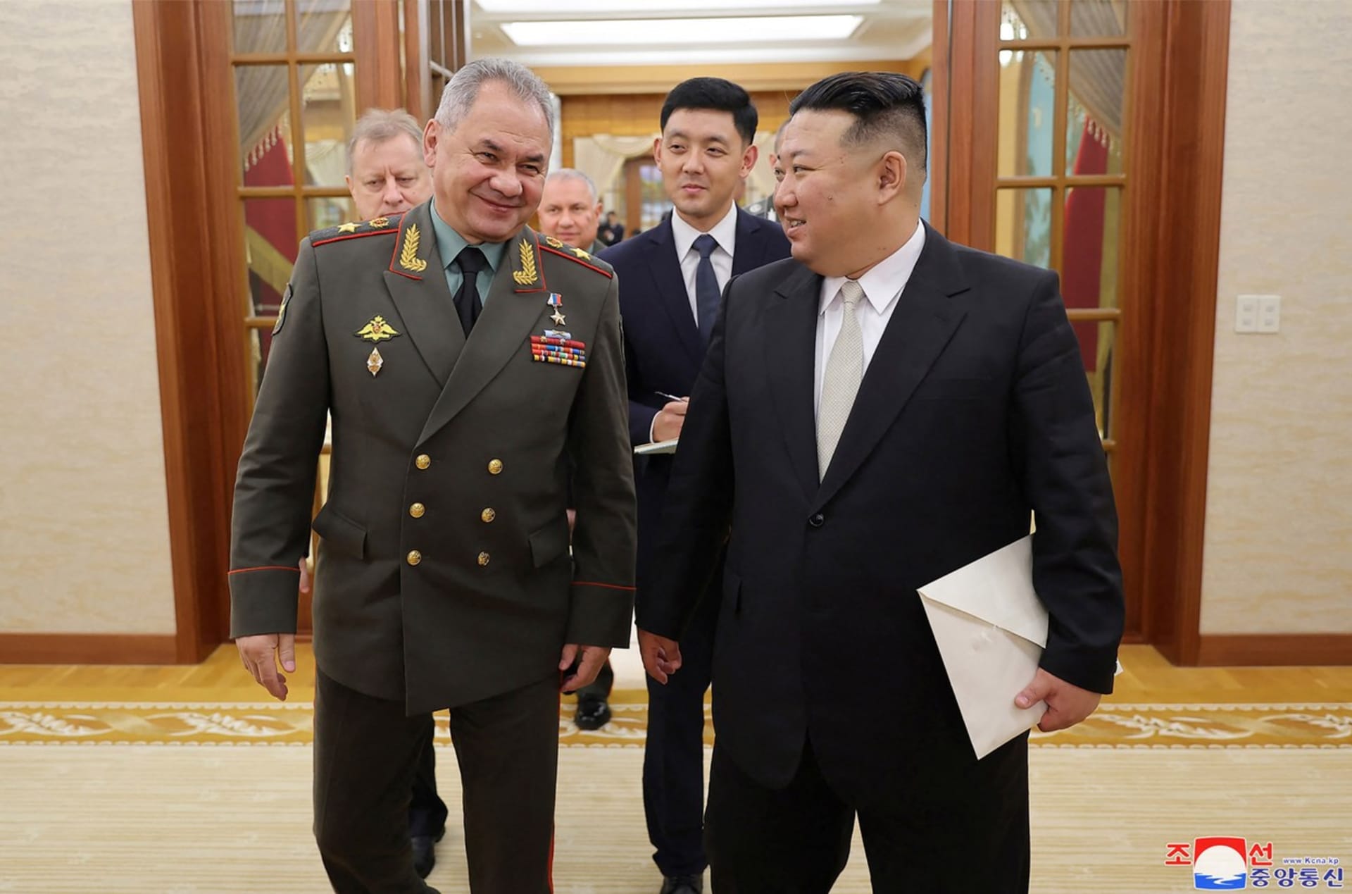 Utužování vztahů? Kim Čong-un jednal s ruským ministrem obrany. Šojgu přivezl dopis z Kremlu