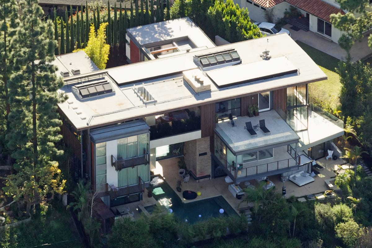 Designová nemovitost v Hollywood Hills přinesla Ashtonu Kutcherovi příjemné zhodnocení.