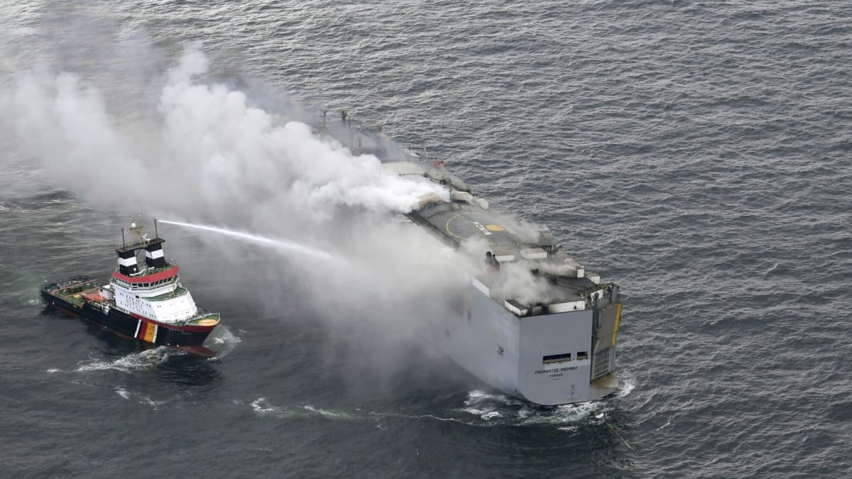 V Severním moři hoří nákladní loď
