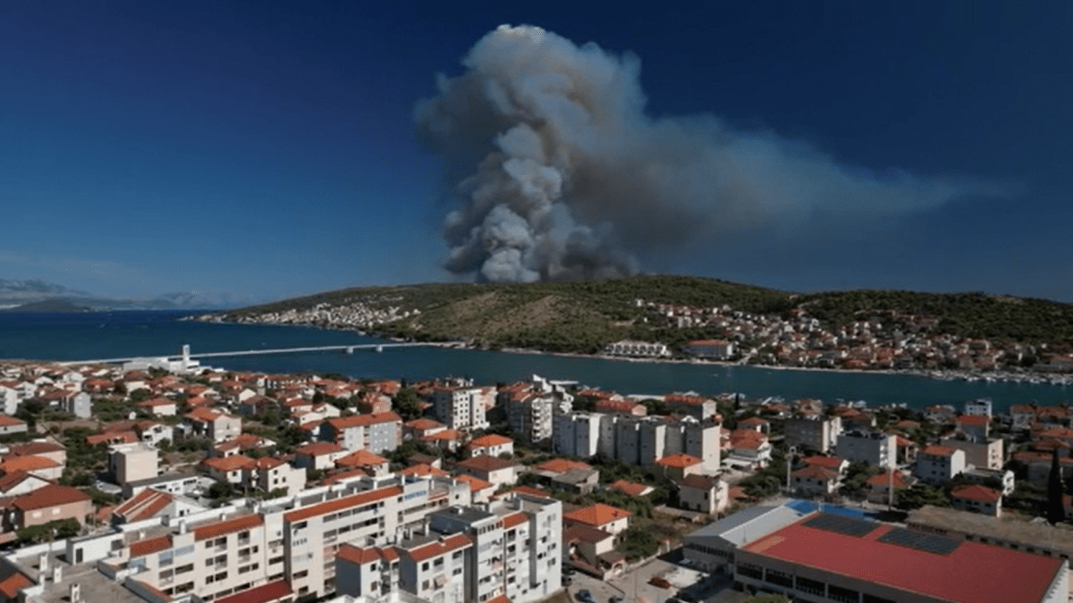 Chorvatský ostrov Čiovo zachvátil požár.