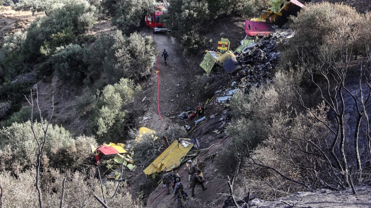 Při pádu hasičského letadla na řeckém ostrově Evia zemřeli oba piloti.