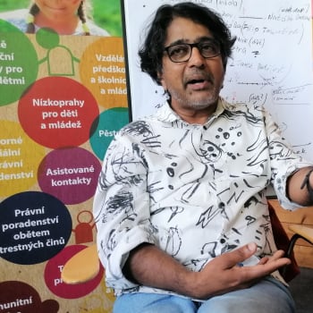 Legenda mezi sociálními aktivisty Kumar Vishwanathan. Zakladatel Vzájemného soužití v Ostravě, s Romy pracuje od roku 1997, pochází z Indie.