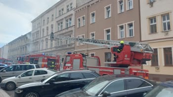 Únik neznámé látky v plzeňské střední škole: Došlo k evakuaci stovek lidí 