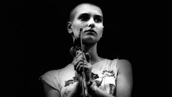 Slavný zpěvák zpražil média i veřejnost za parazitování na smrti Sinéad O'Connor