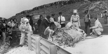 Uhořel na trati, ostatní dál závodili: Před 50 lety se odehrála nejotřesnější nehoda v F1