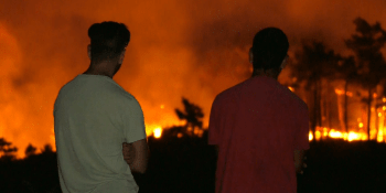 Boj dobrovolníků na Rhodu: Proti plamenům máme jen lopaty. Hasiči nikde, vláda zklamala
