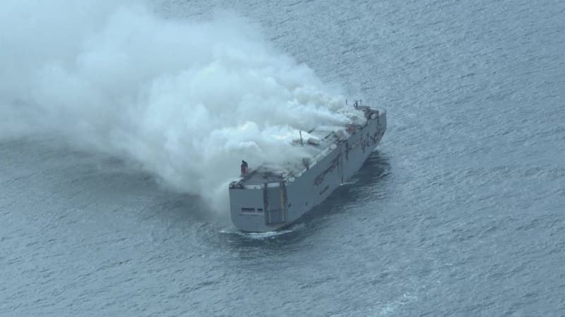 V Severním moři hoří nákladní loď už více než 30 hodin.